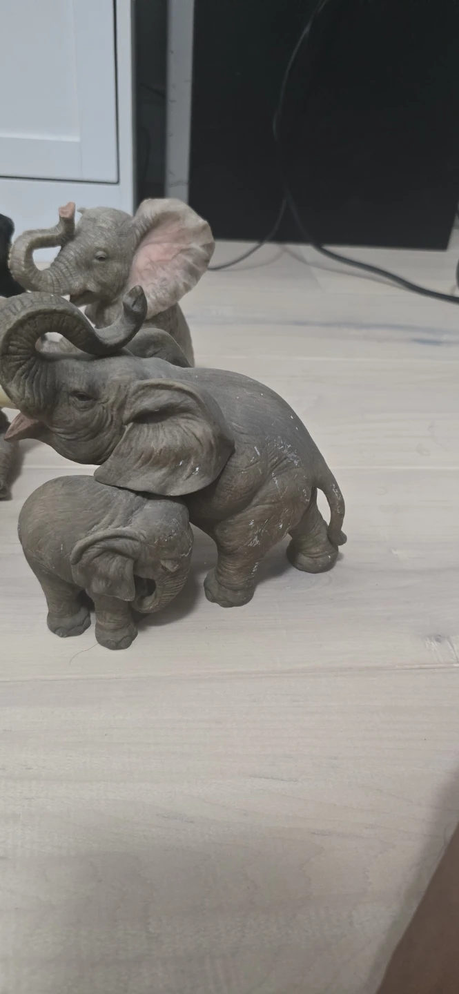 Set of 3 Elephant Figurines and 1 Dog Figurine - photo 2