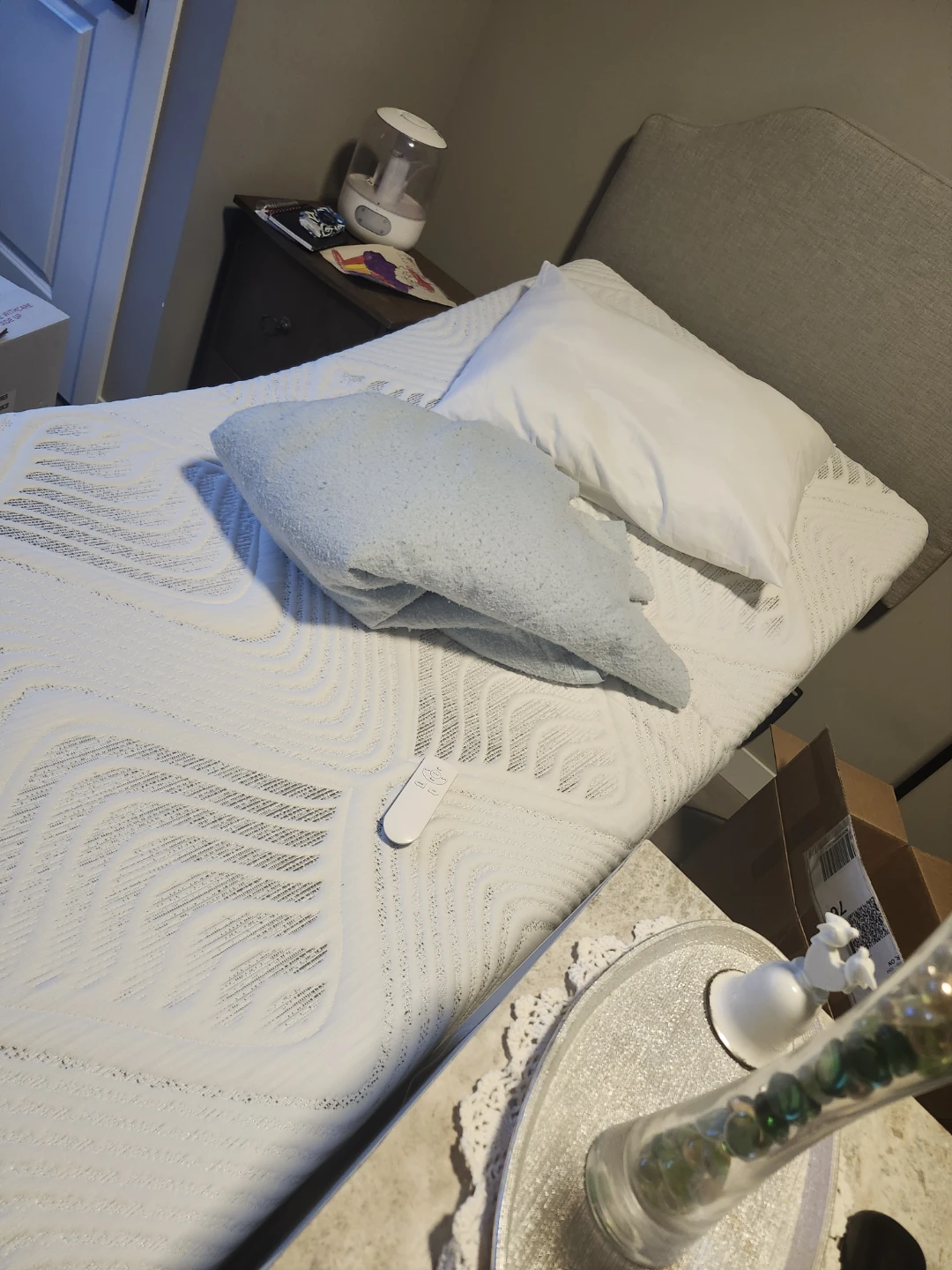 Cool Comfort Mattress with bed frame. - photo 4