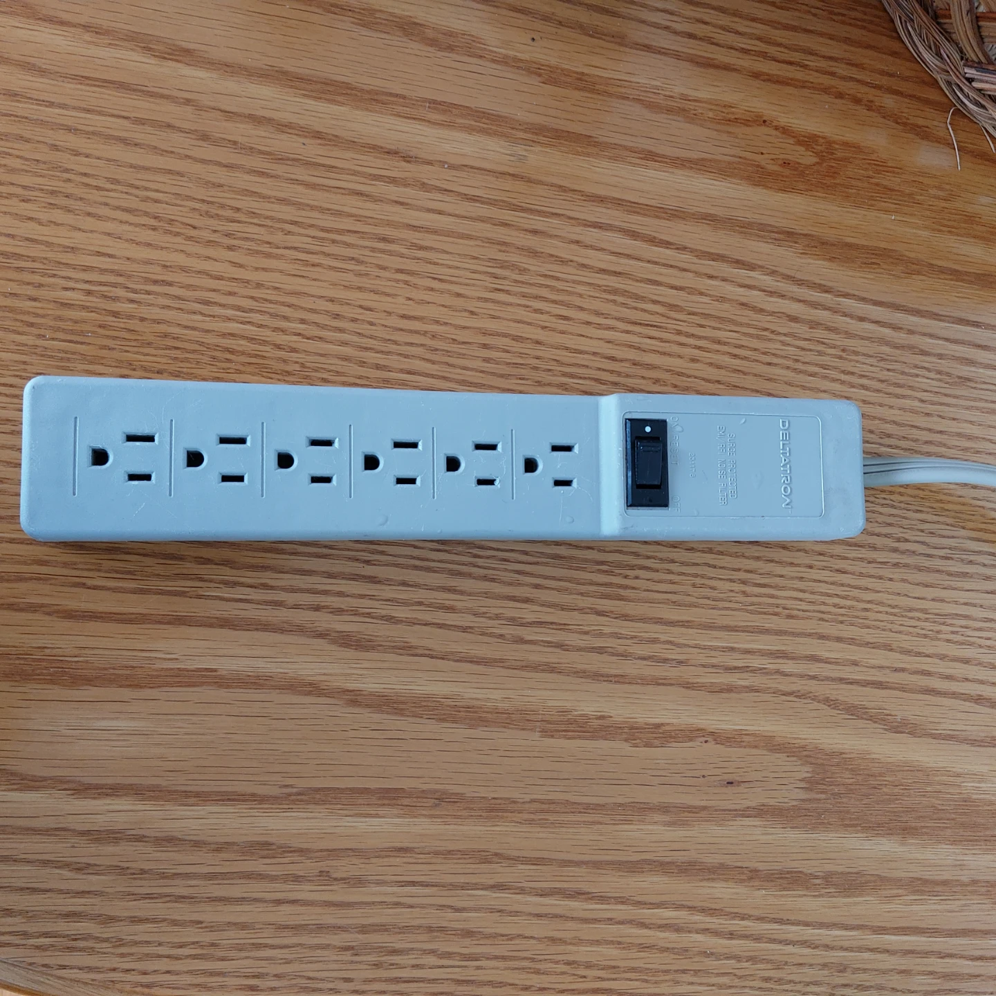 Deltatron Power Bar with 6 Outlets - photo 2