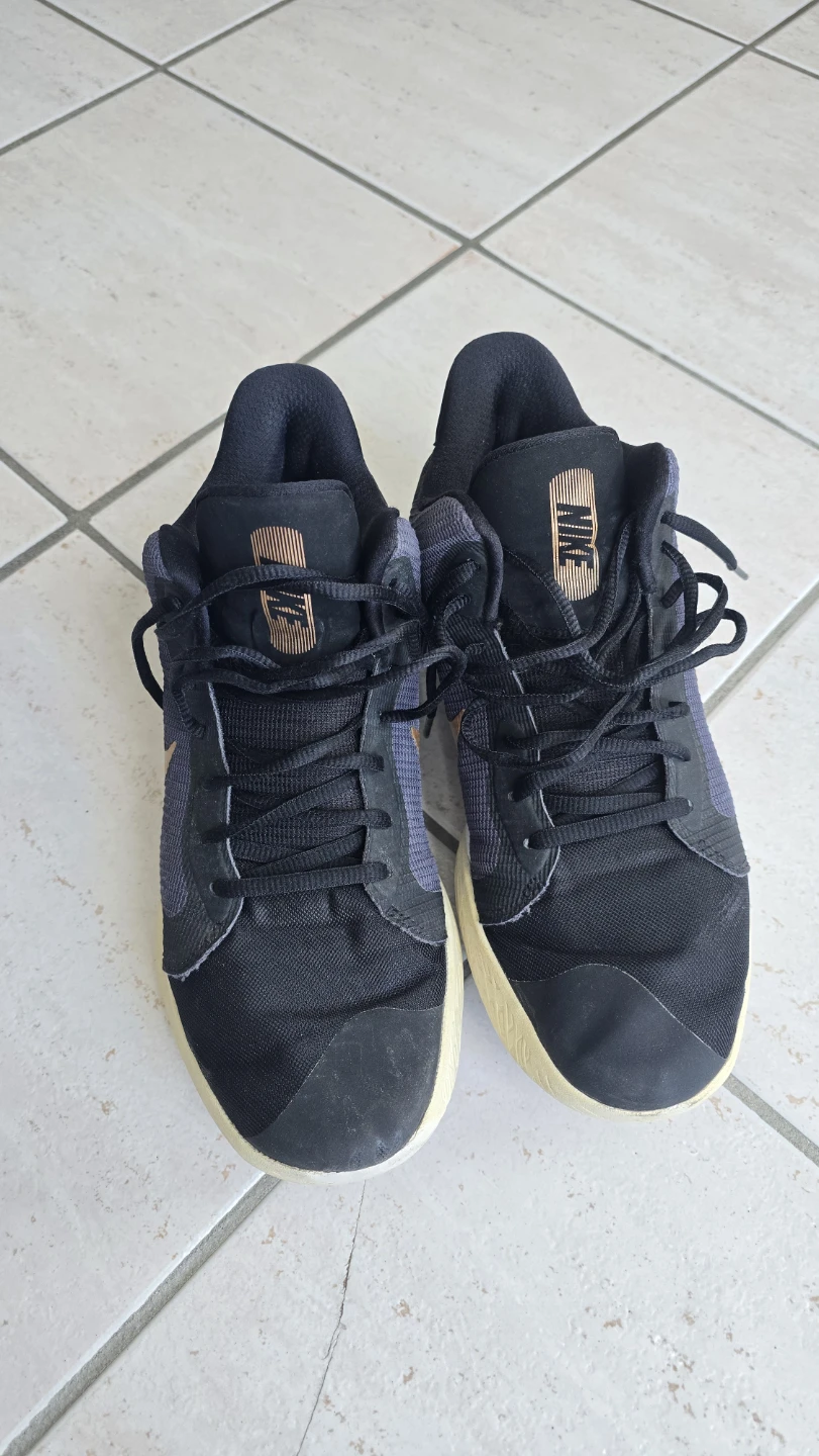 Nike Basketball Shoes Size 9.5 - photo 2