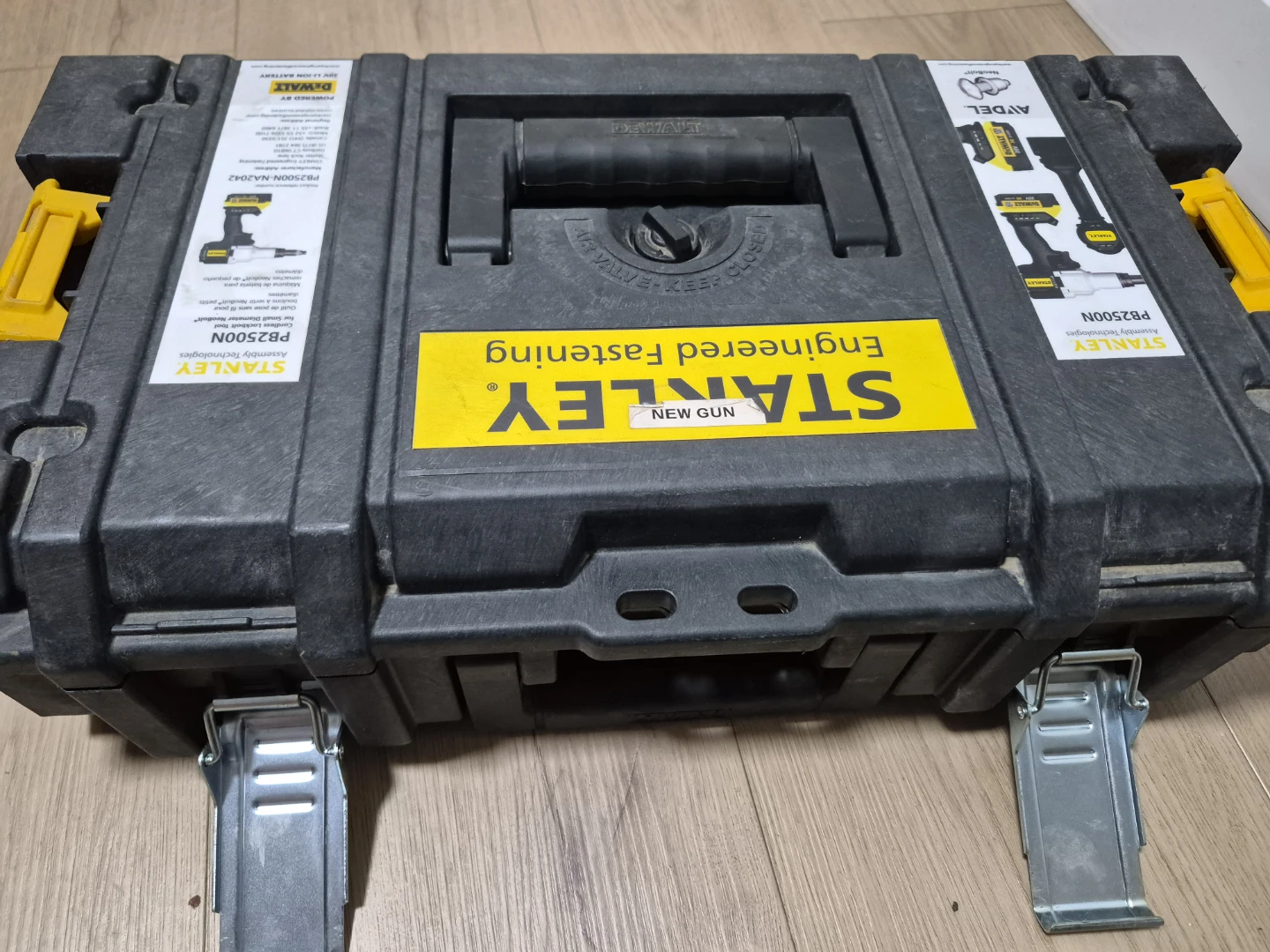 Stanley PB2500N Cordless Rivet Gun Kit with DeWalt Batteries - photo 4