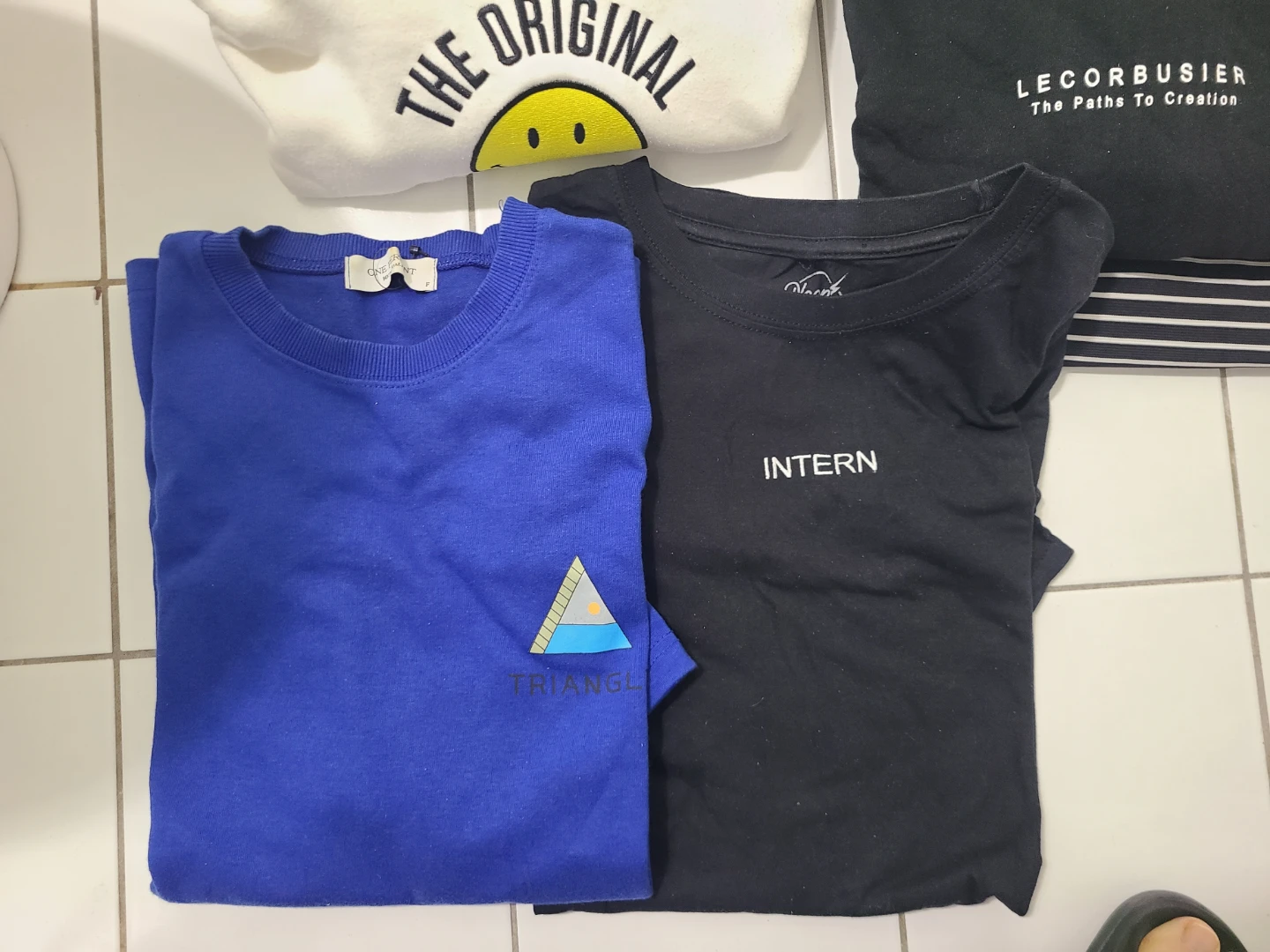 Bundle of graphic t-shirts and hoodies - photo 3