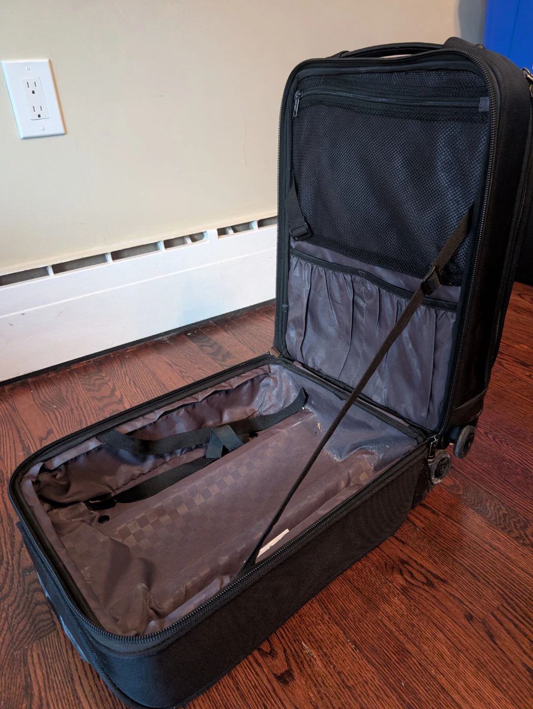 Samsonite Black Rolling Carry-On Suitcase - photo 2