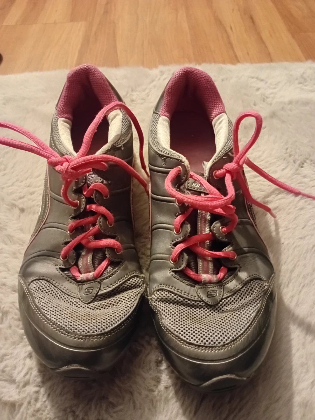 Skechers Women's Grey & Pink Athletic Shoes