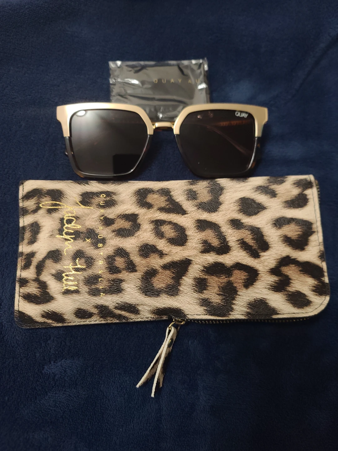 QUAY AUSTRALIA Sunglasses with Leopard Print Case - photo 3