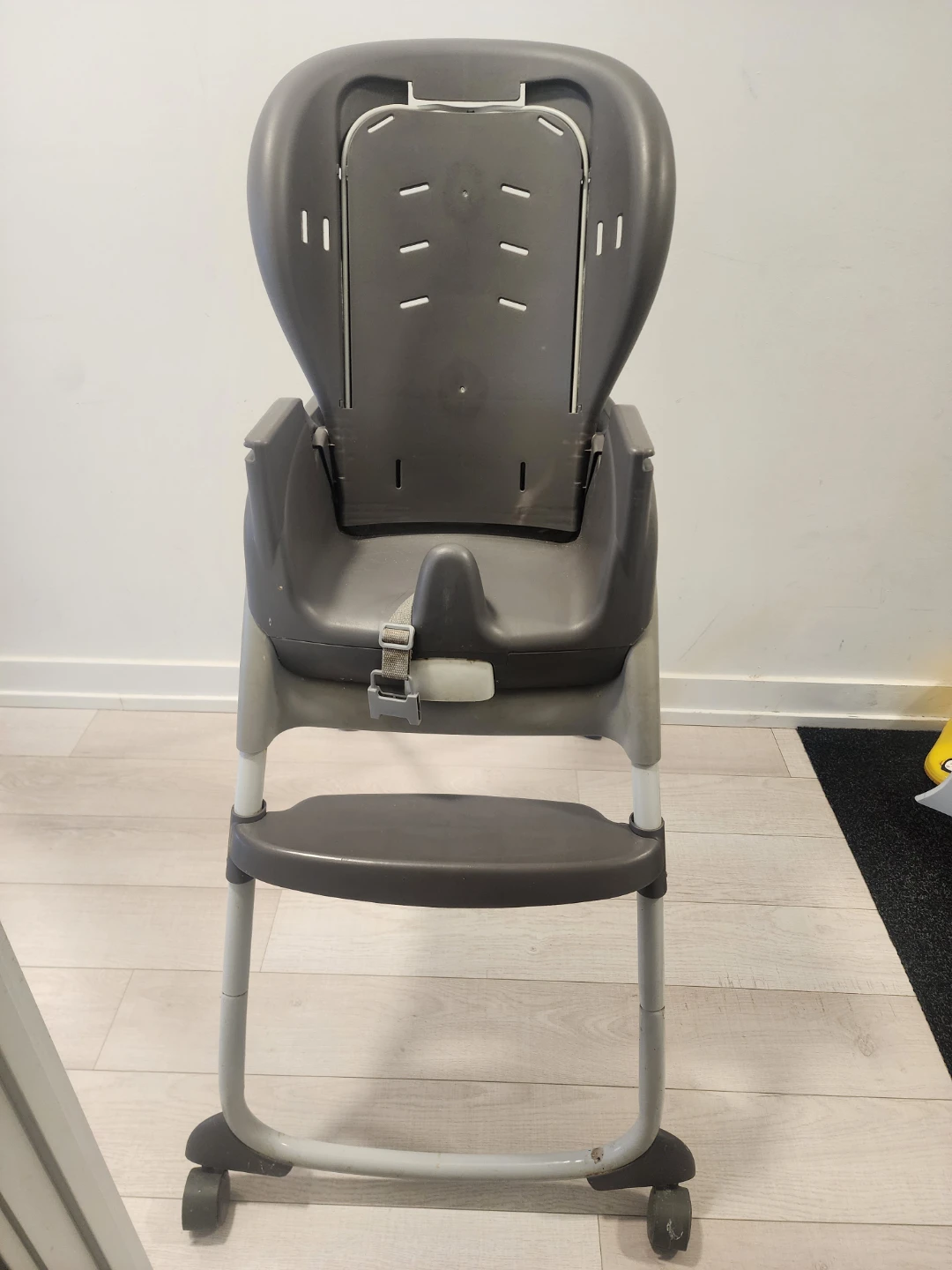 High Chair $20 - photo 2