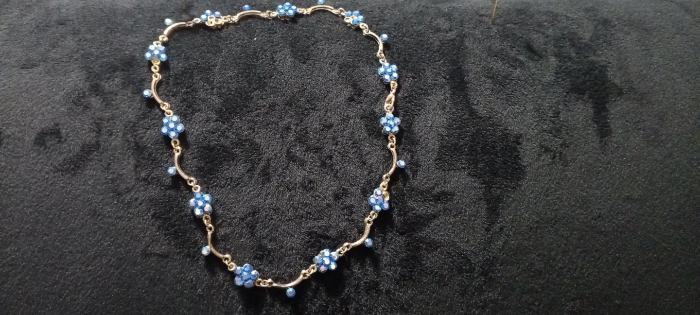 Vintage 🔥 Silver-tone necklace with blue flower charms