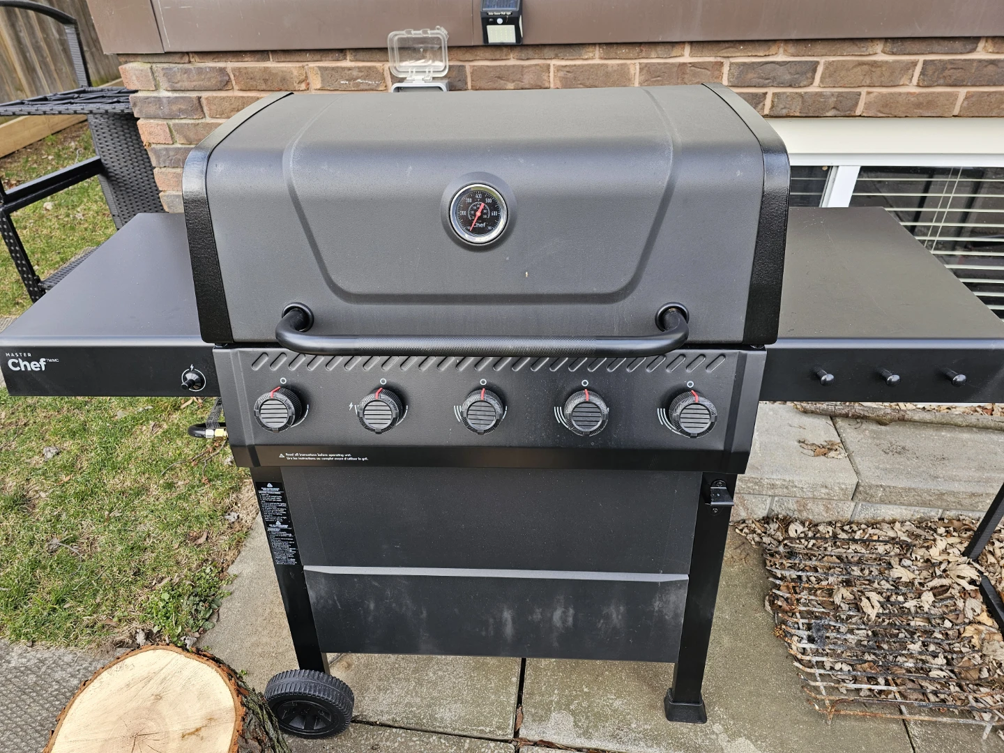 4-Burner Gas BBQ Grill – Ready for Summer