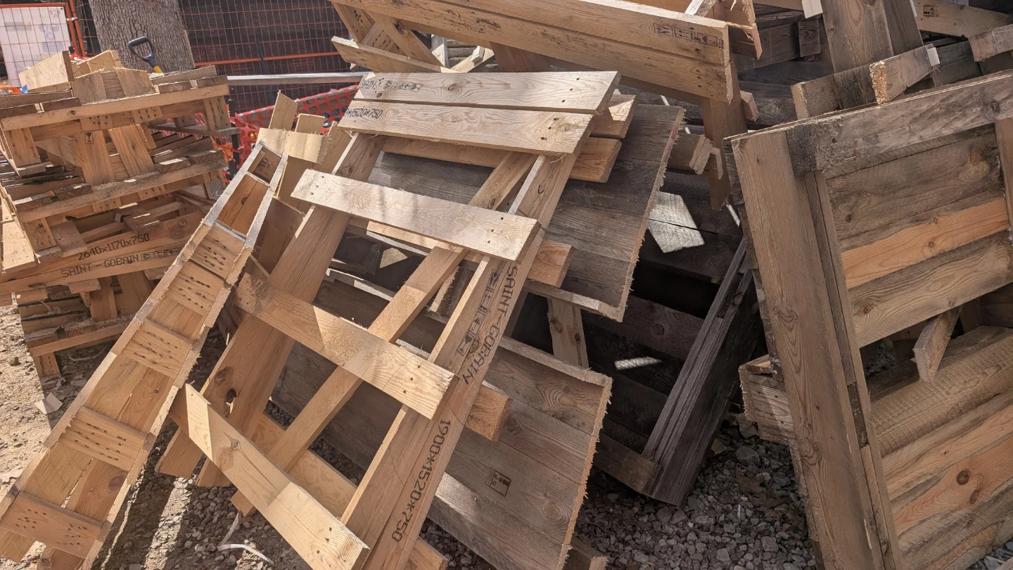Free Wooden Pallets / fire wood - photo 3