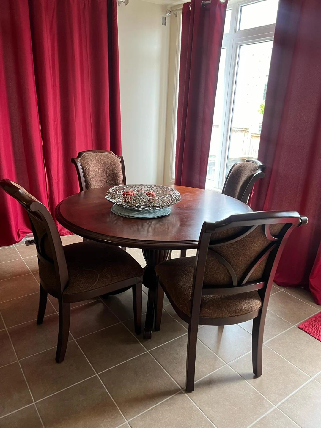Round Dining Table with 4 Chairs