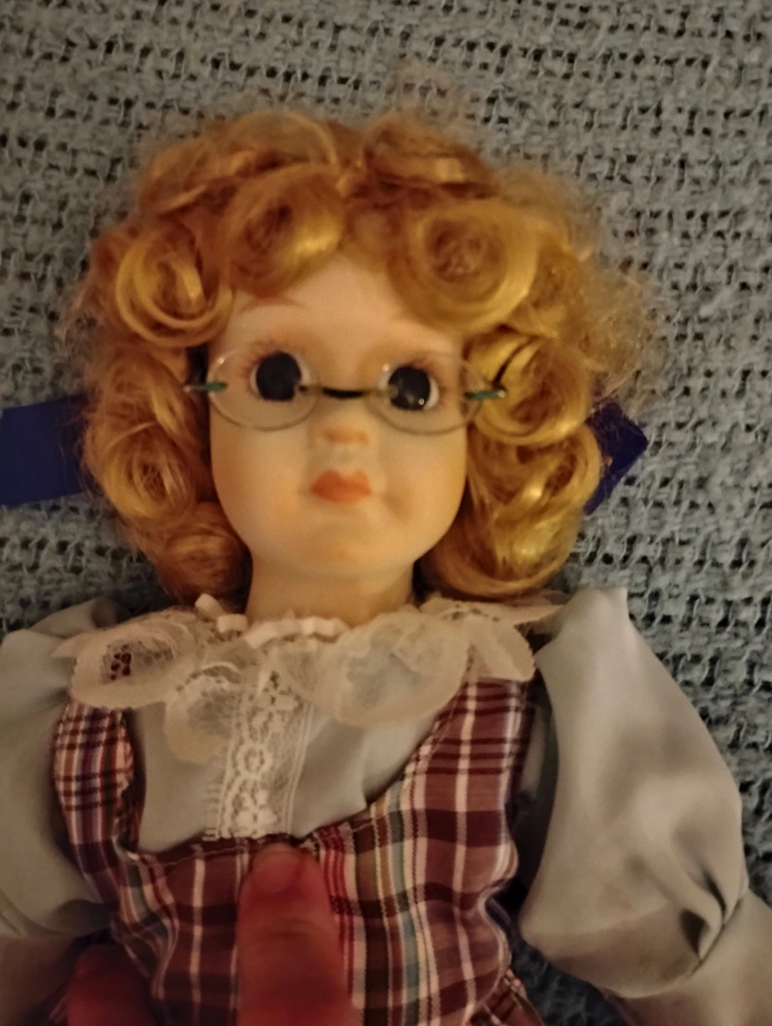 VINTAGE!! LITTLE BLONDE GIRL W/ GLASSES PORCELAIN DOLL - photo 2