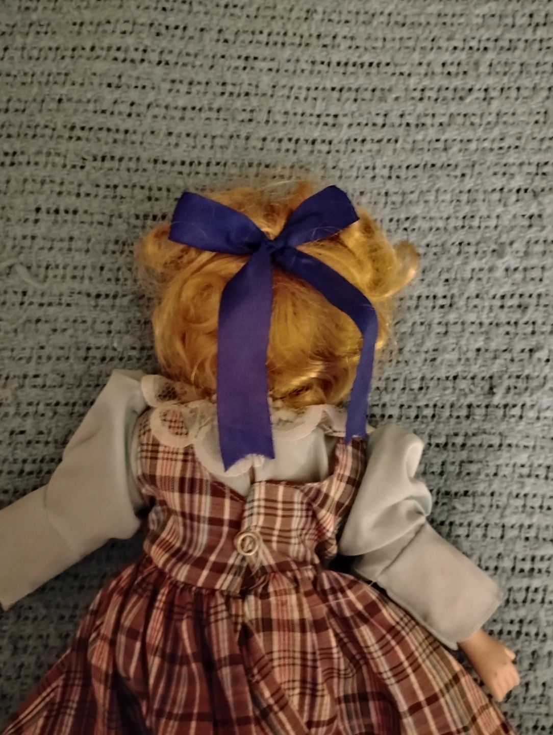 VINTAGE!! LITTLE BLONDE GIRL W/ GLASSES PORCELAIN DOLL - photo 3