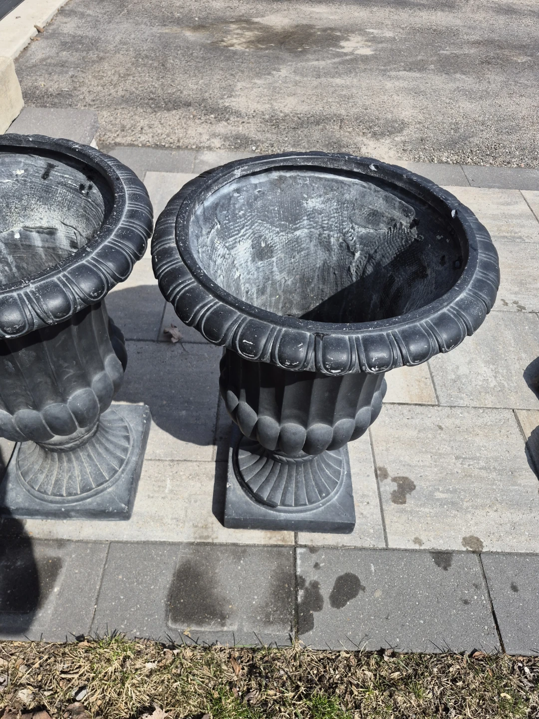 Set of 2 Black Urn Planters - photo 4