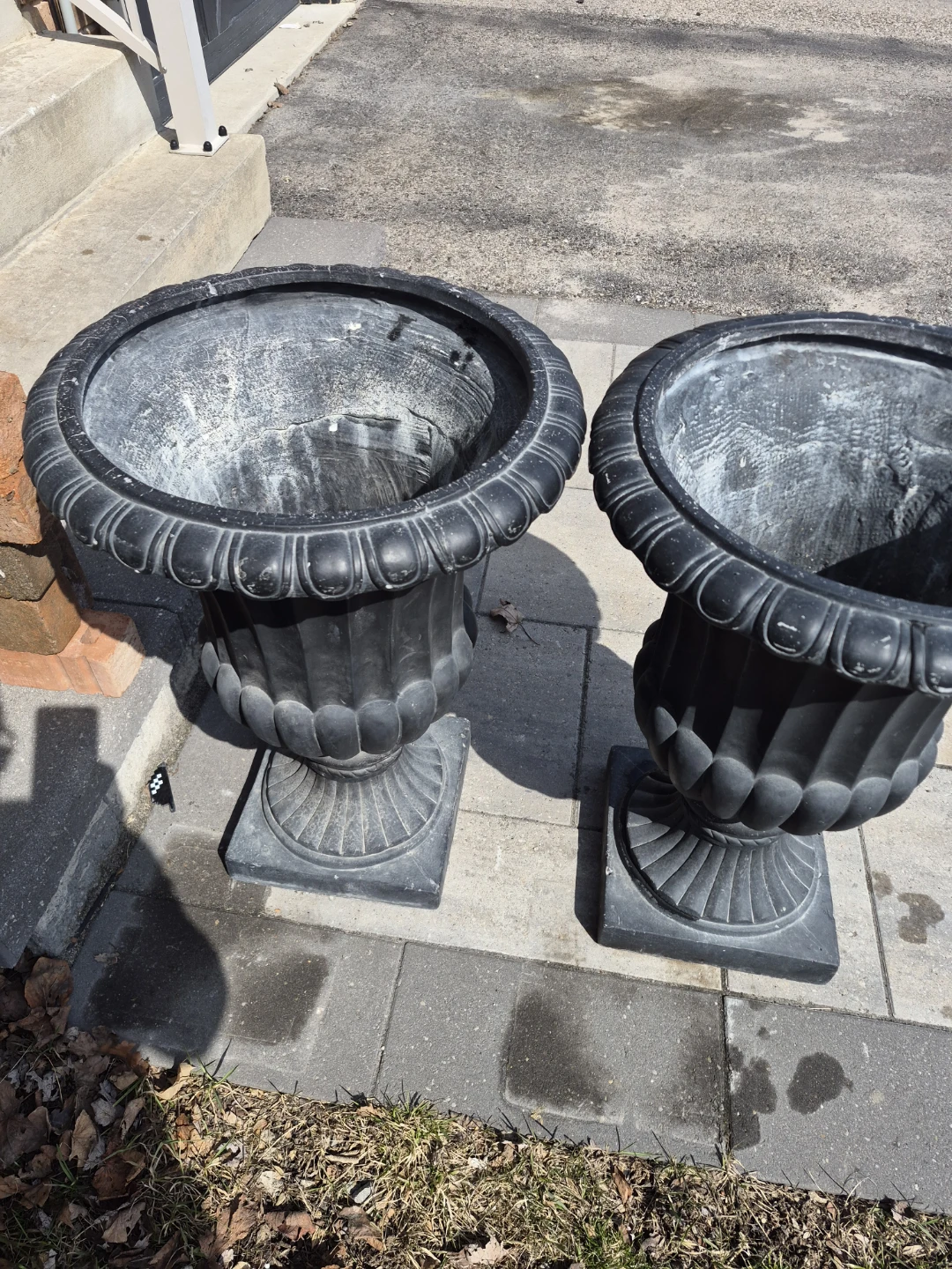 Set of 2 Black Urn Planters - photo 5
