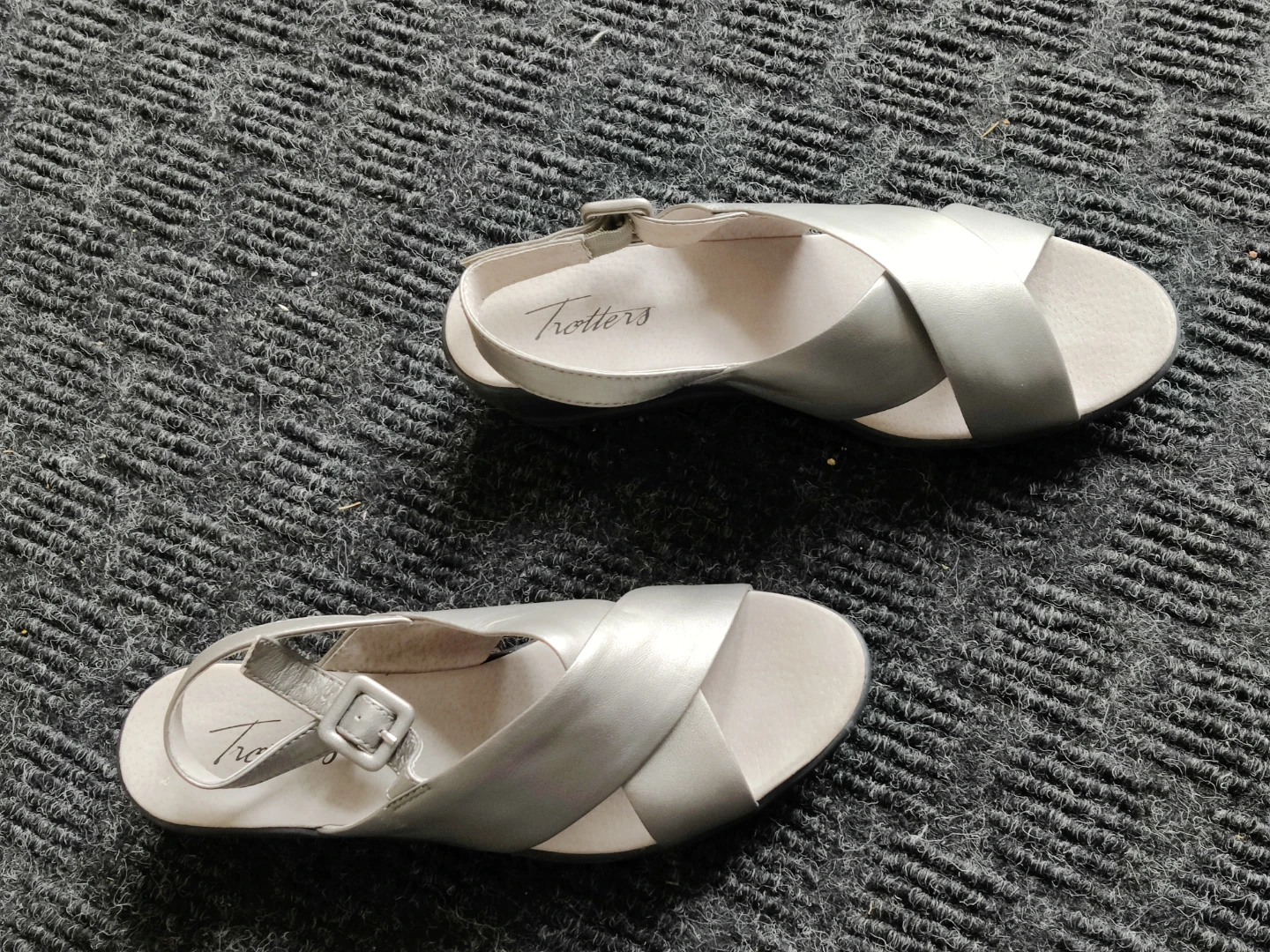 Women Trotters Criss-Cross Summer Sandals Mid Heel - Size 6.5 - photo 5