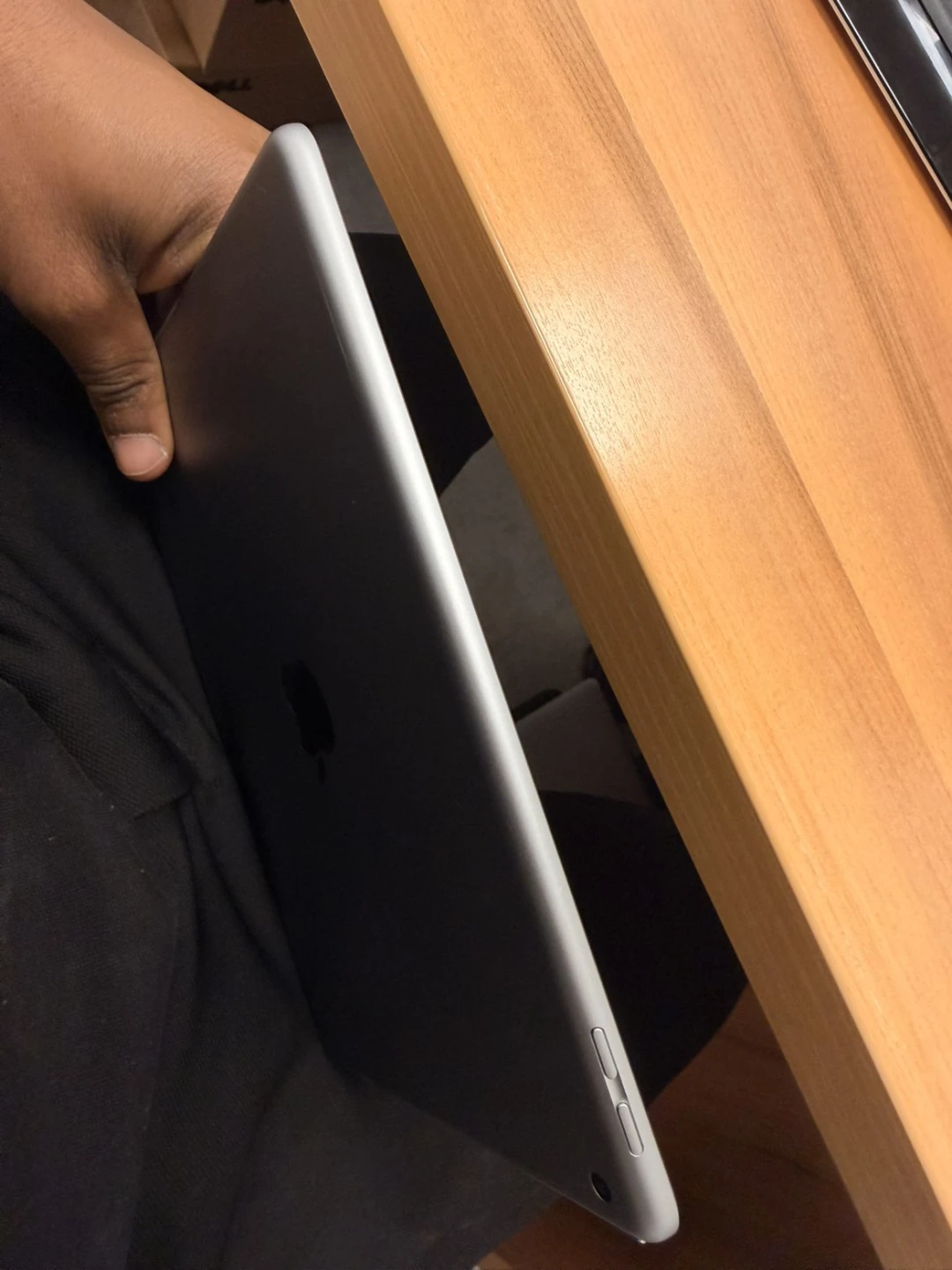 Apple iPad 6th Gen 32GB - 9.7" Retina - Great condition - photo 5