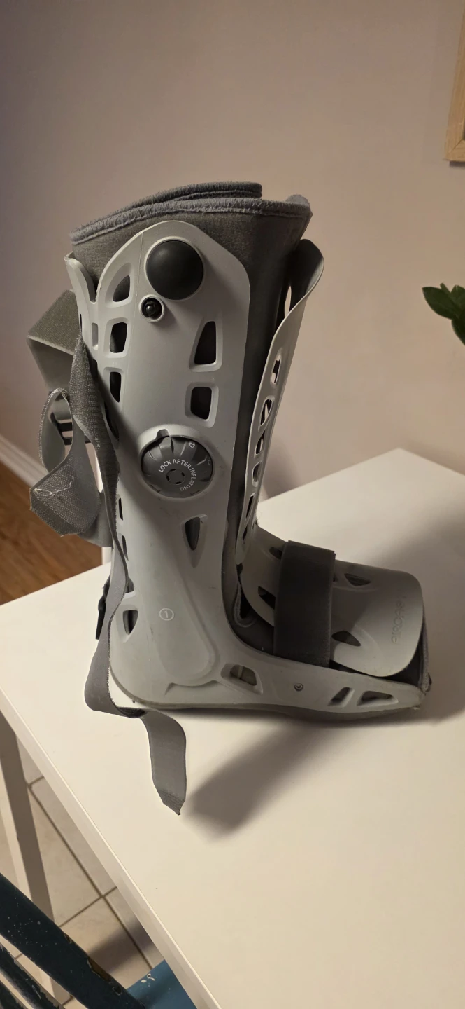 Aircast Walking Boot Size 2