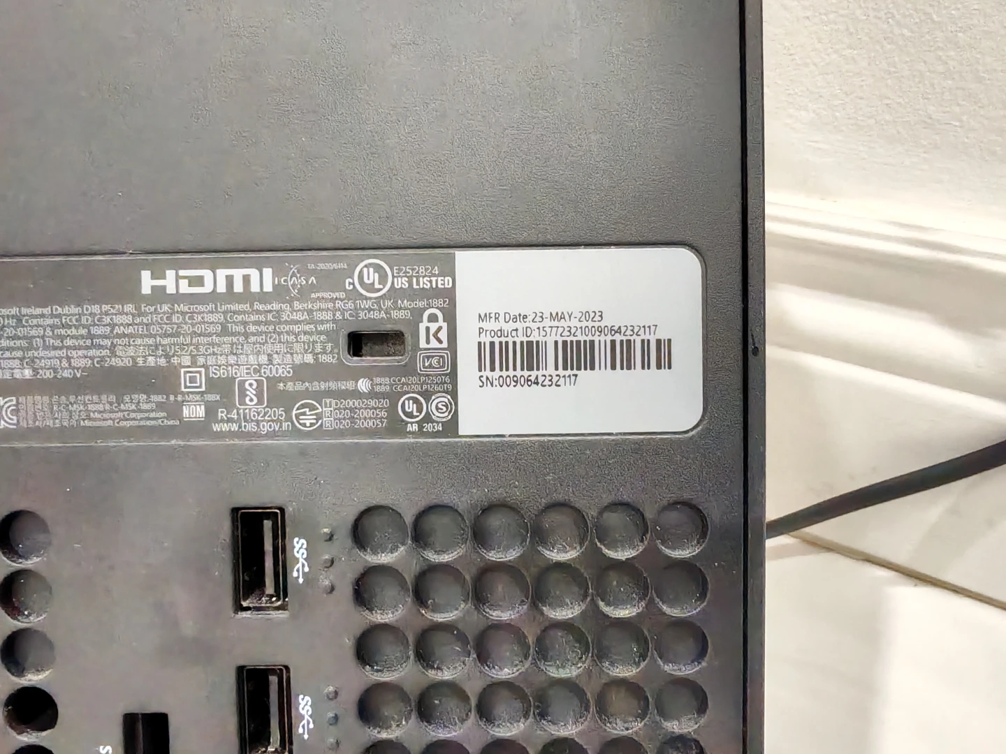 Xbox Series X 1TB SSD Gaming Console and Controller - photo 3