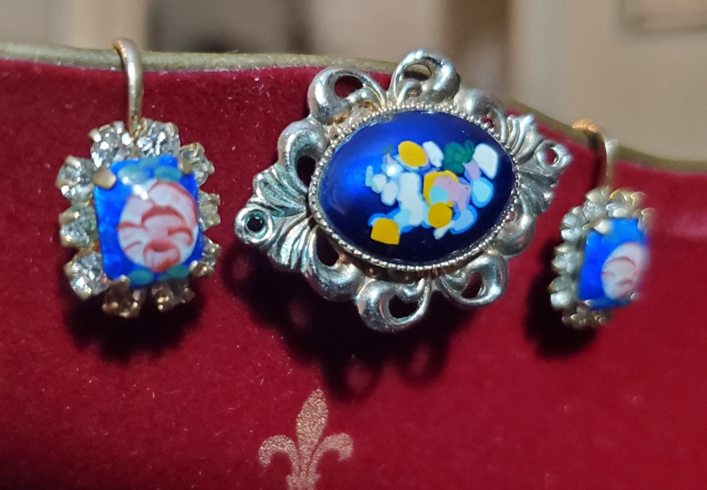 1940's Hand Painted Brooch & Screw back Earring Set - photo 3