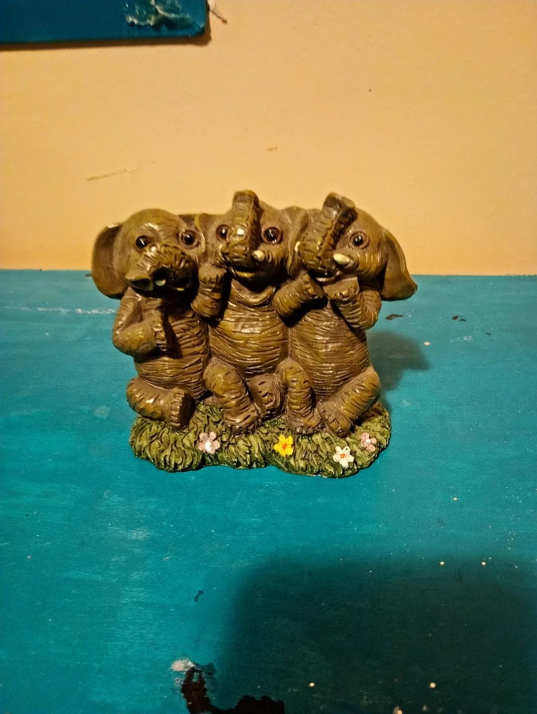 Three Elephants Figurine - photo 2