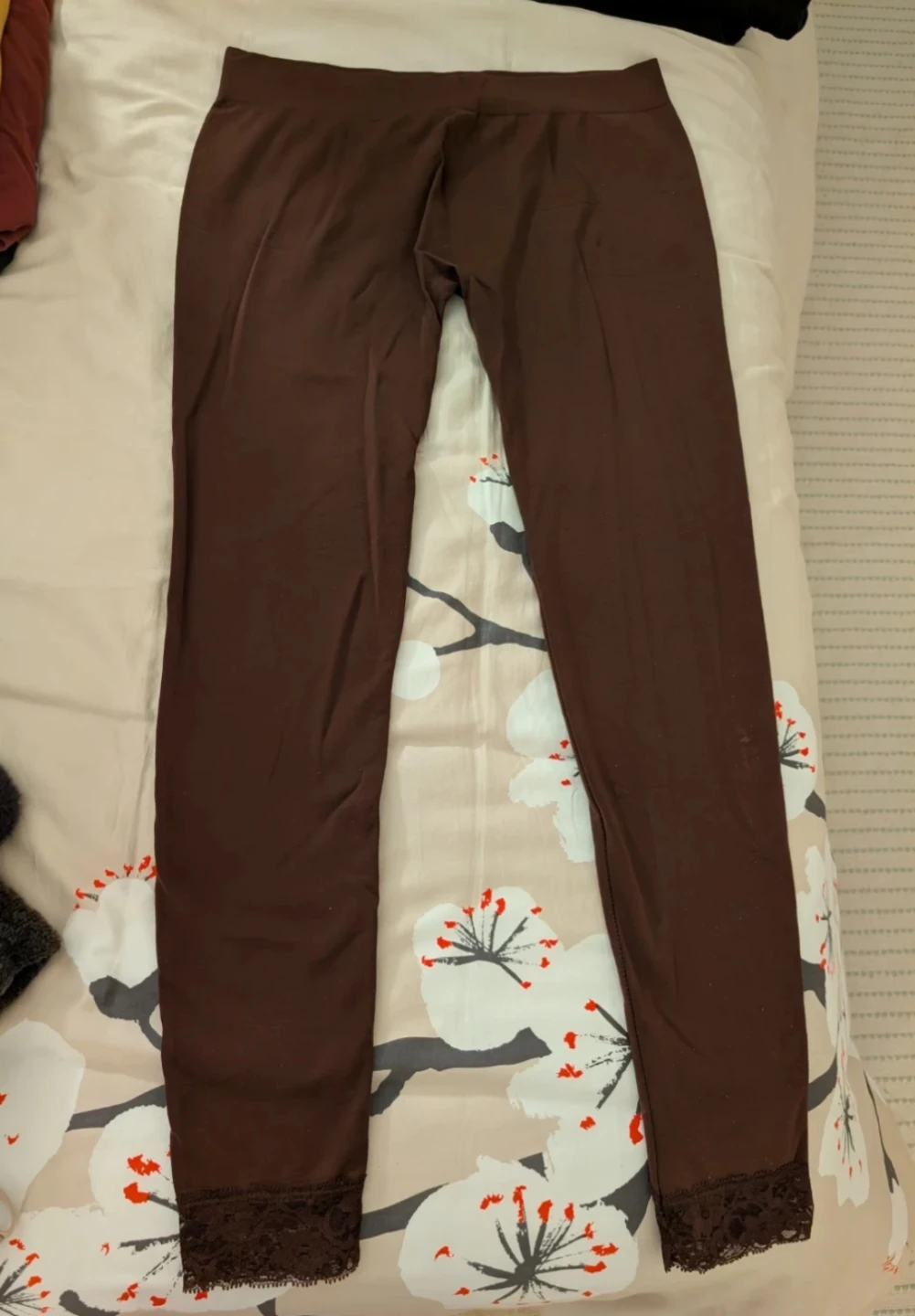 Brown leggings with lace trim