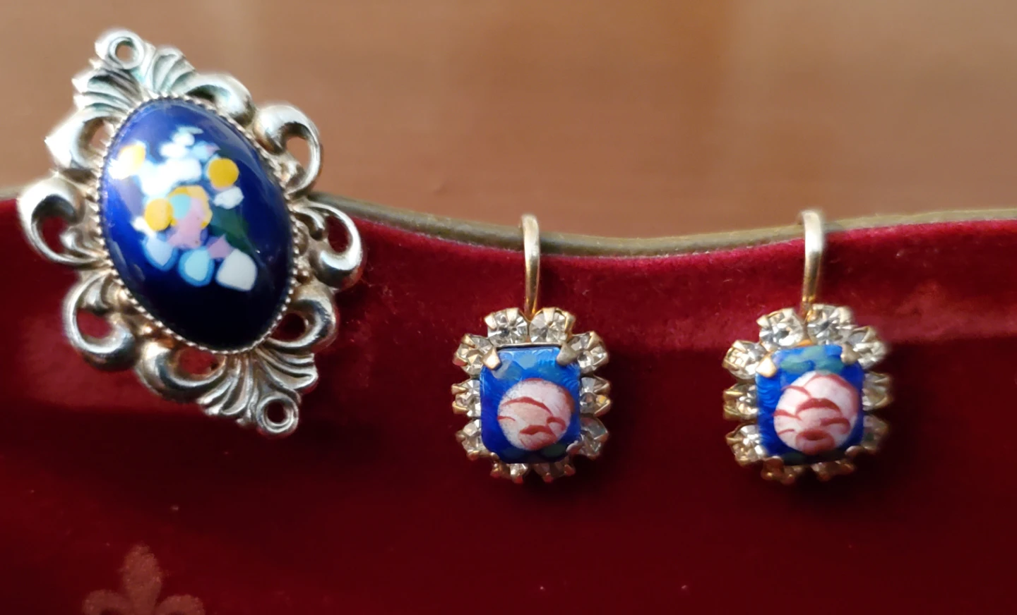 1940's Hand Painted Brooch & Screw back Earring Set - photo 5