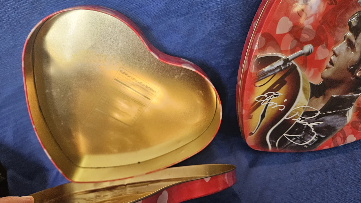 Russell Stover Elvis Presley Heart Tin - photo 2
