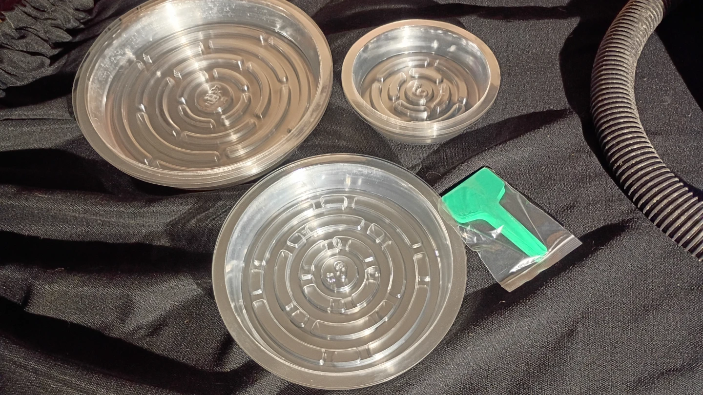 Plastic planter water overflow catchers with stick labels - photo 2