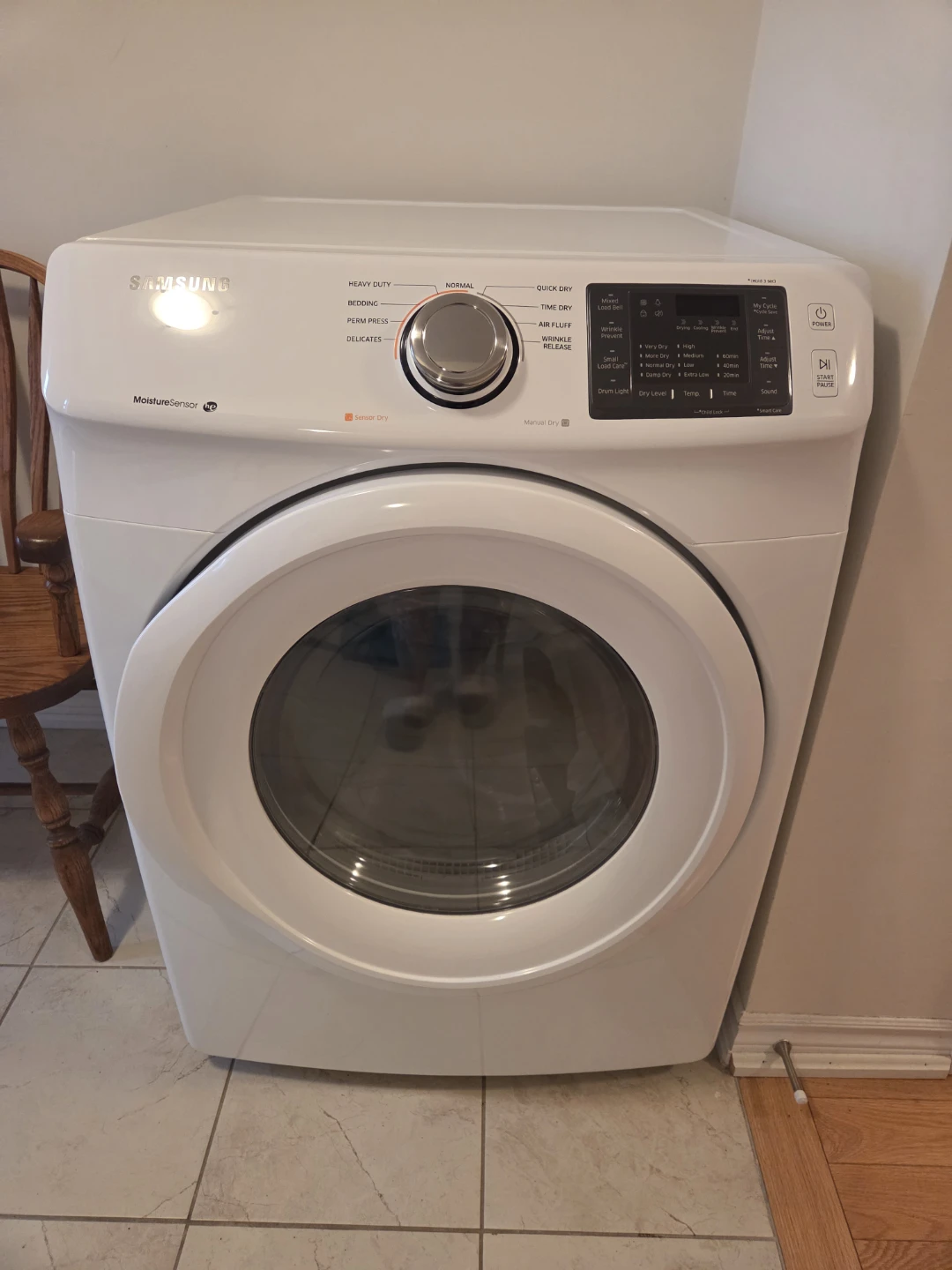 Samsung White Clothes Dryer with Moisture Sensor