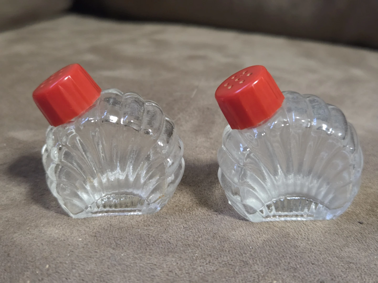 Vintage Set of 2 Glass Mini Salt & Pepper Shakers with Red Lids - photo 3