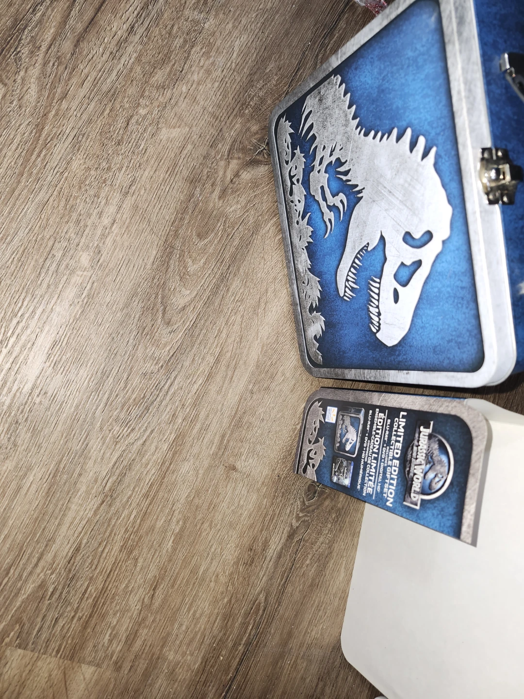 Jurassic World Limited Edition Collectible Gift Set Tin - photo 5