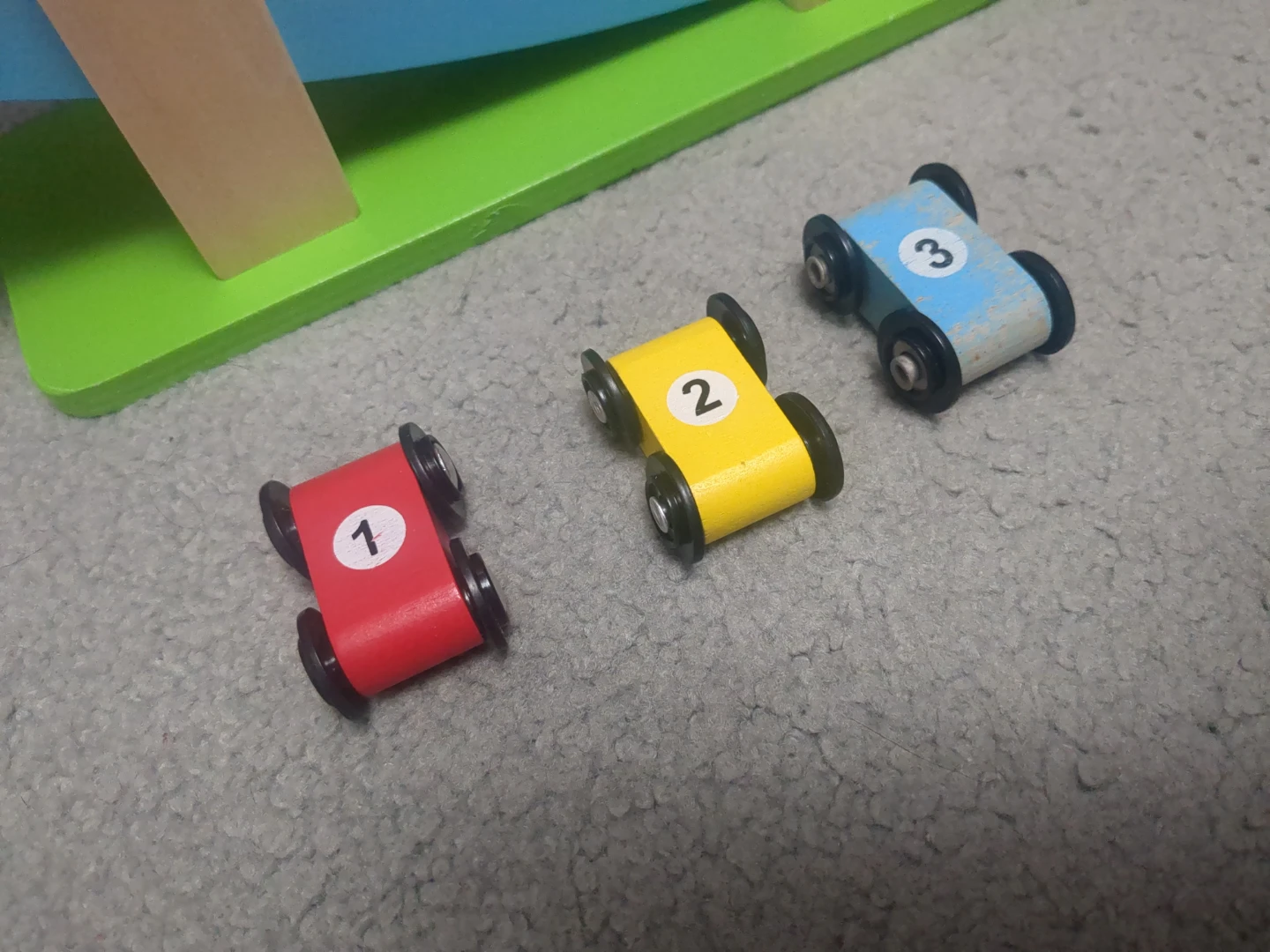 Wooden Car Ramp Toy with 3 Cars - photo 2