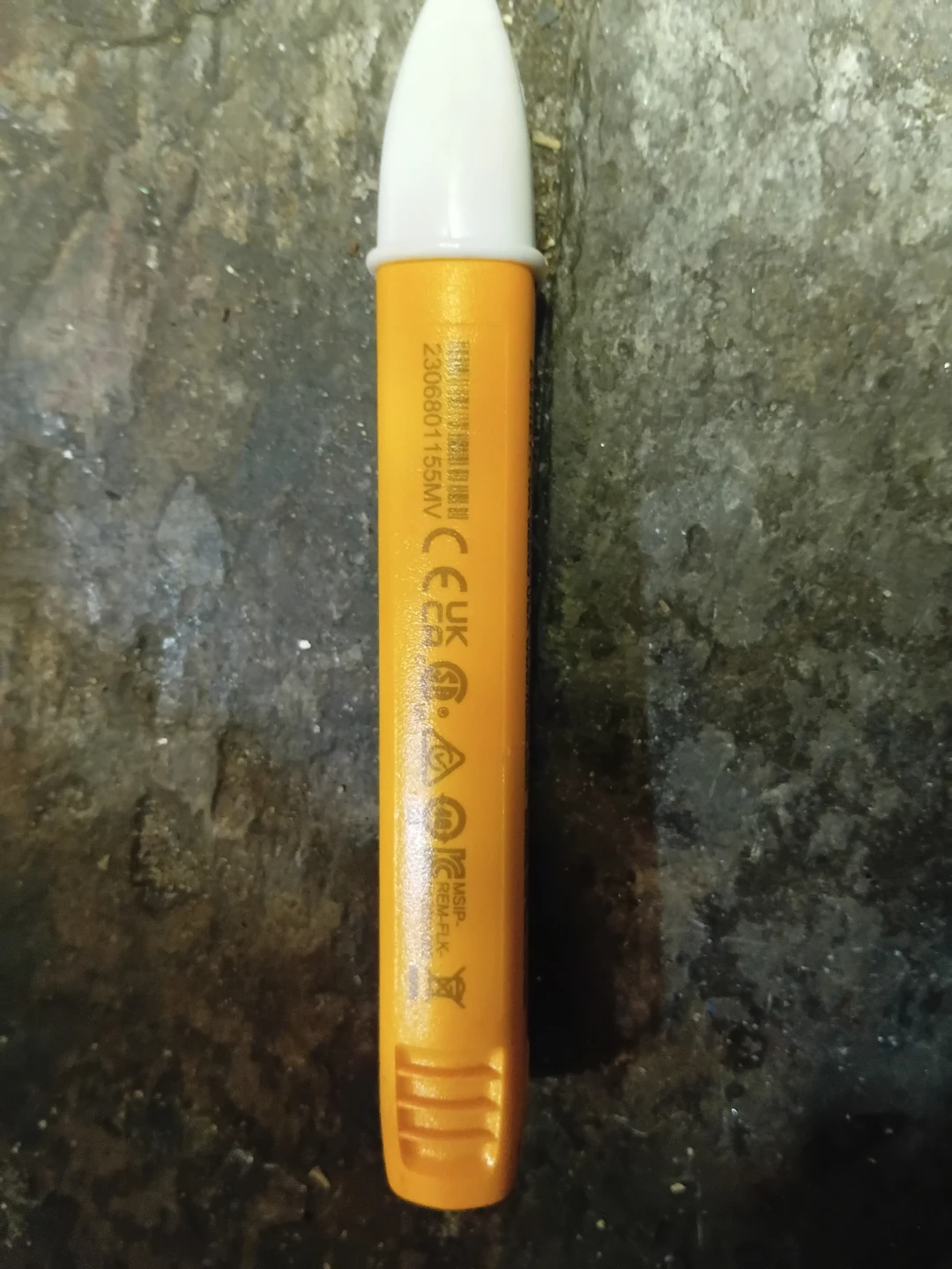 Fluke VoltAlert Non-Contact Voltage Tester - photo 3