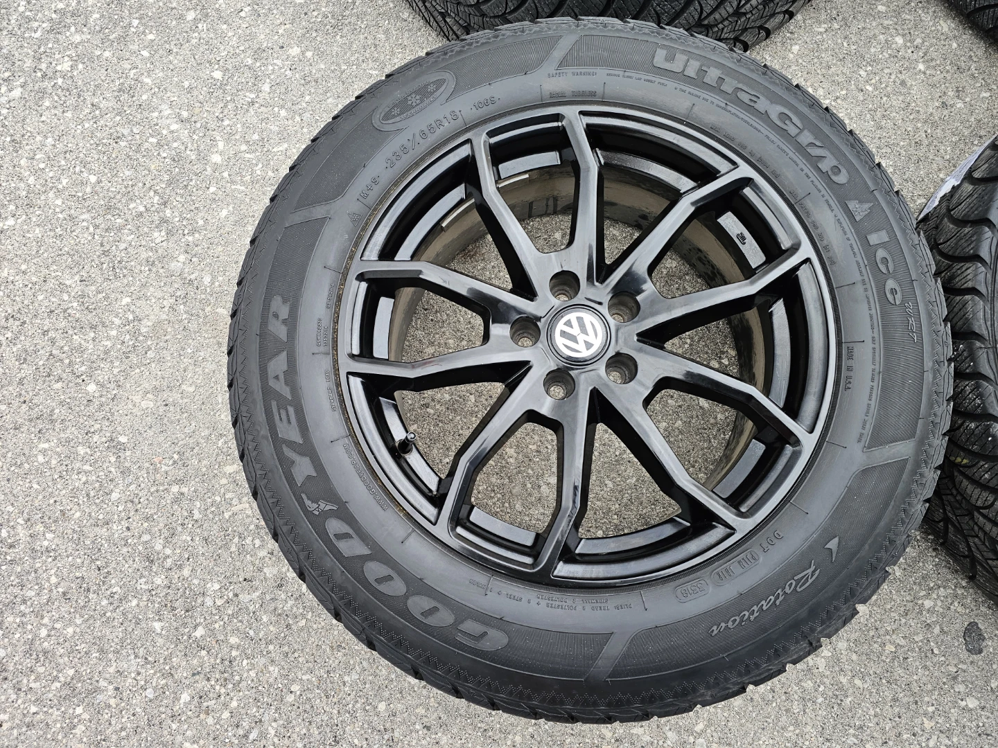 VOLKSWAGEN ATLAS WINTER TIRES ON ALLOY RIMS 235/65 R18
