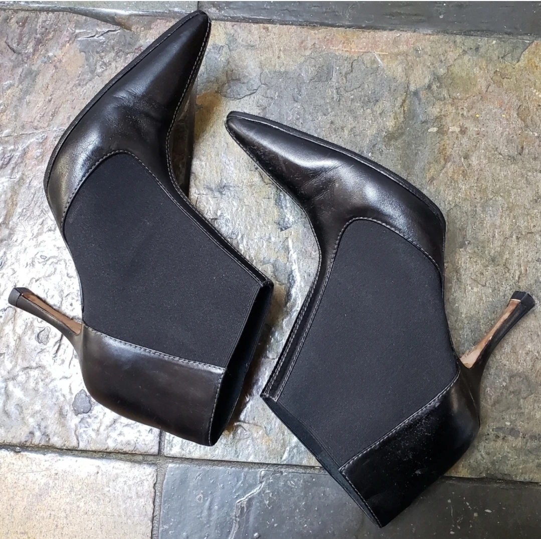 Manolo Blahnik Black Leather Pointed Toe Ankle Boots Size 36.5 - photo 4