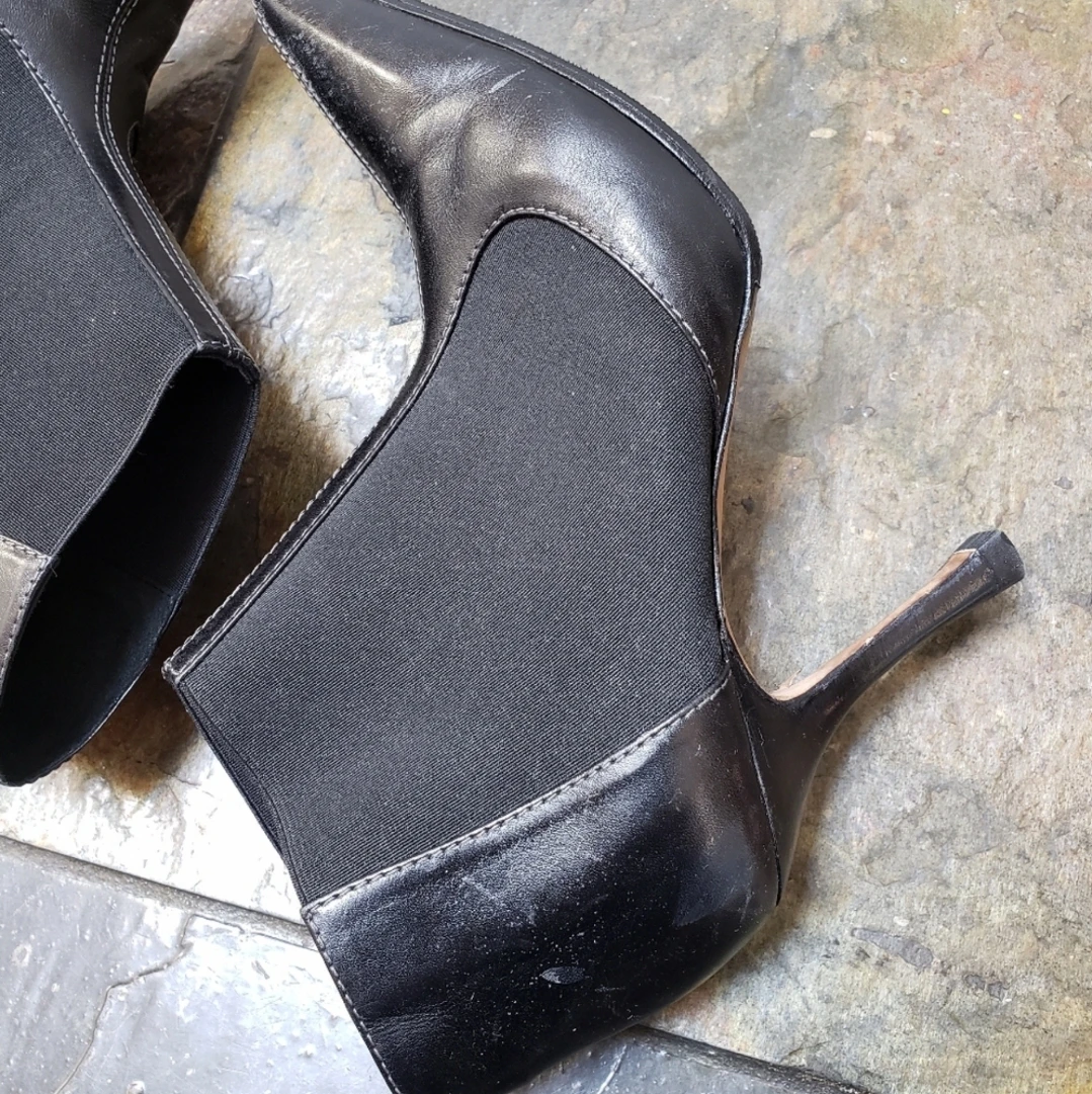 Manolo Blahnik Black Leather Pointed Toe Ankle Boots Size 36.5 - photo 5