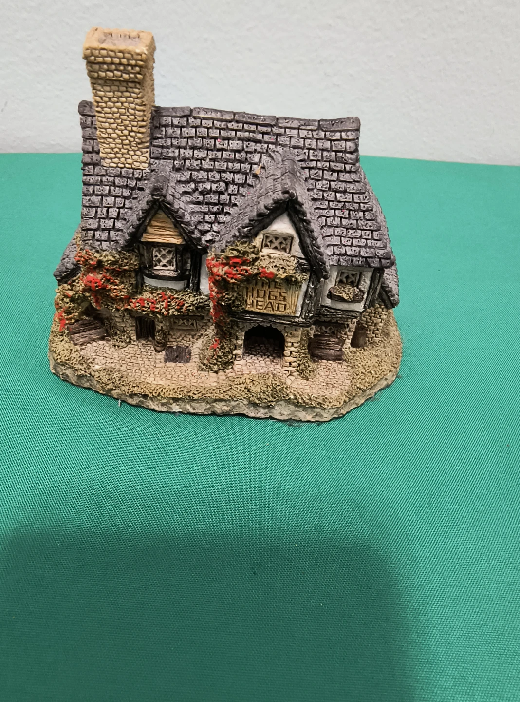 David Winter Hogs Head Beer House 1985 Miniature Figurine