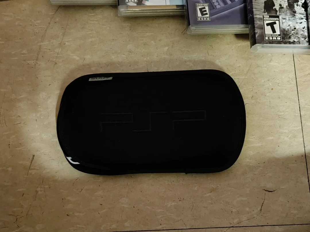 PSP 2001 IN MINT CONDITION WITH 7 GAMES AND 14 MOVIES - photo 3