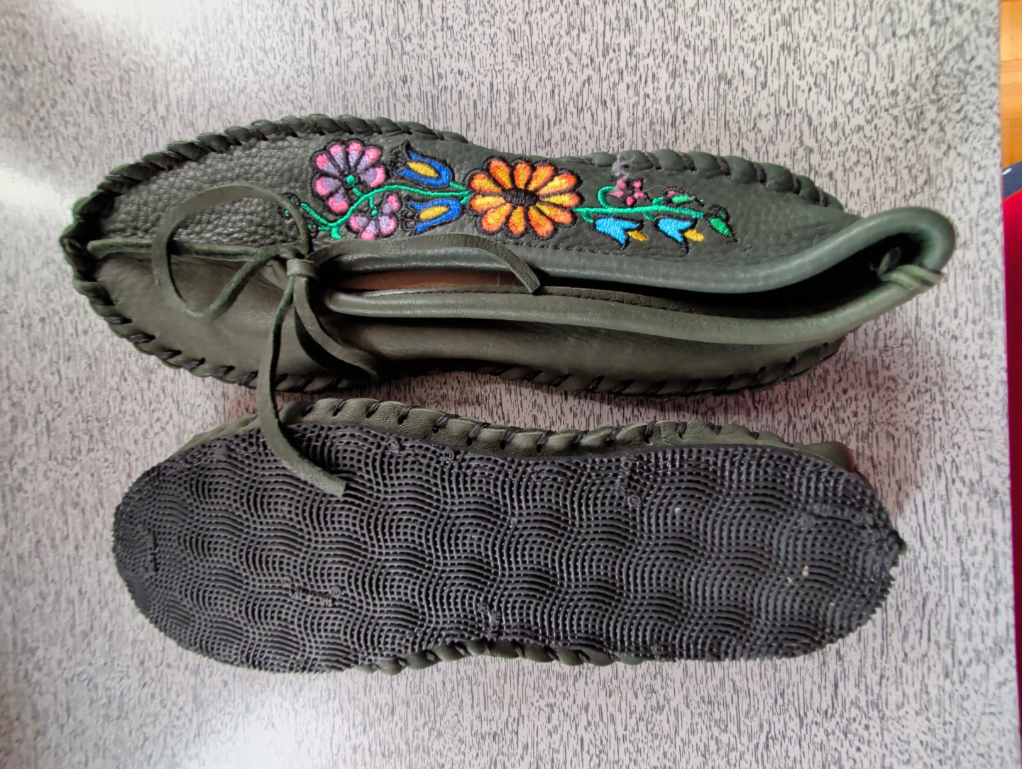 Ladies' Embroidered Moccasins Size 7 made by hand - photo 2
