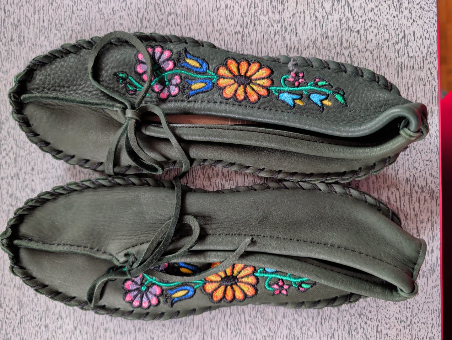 Ladies' Embroidered Moccasins Size 7 made by hand - photo 4