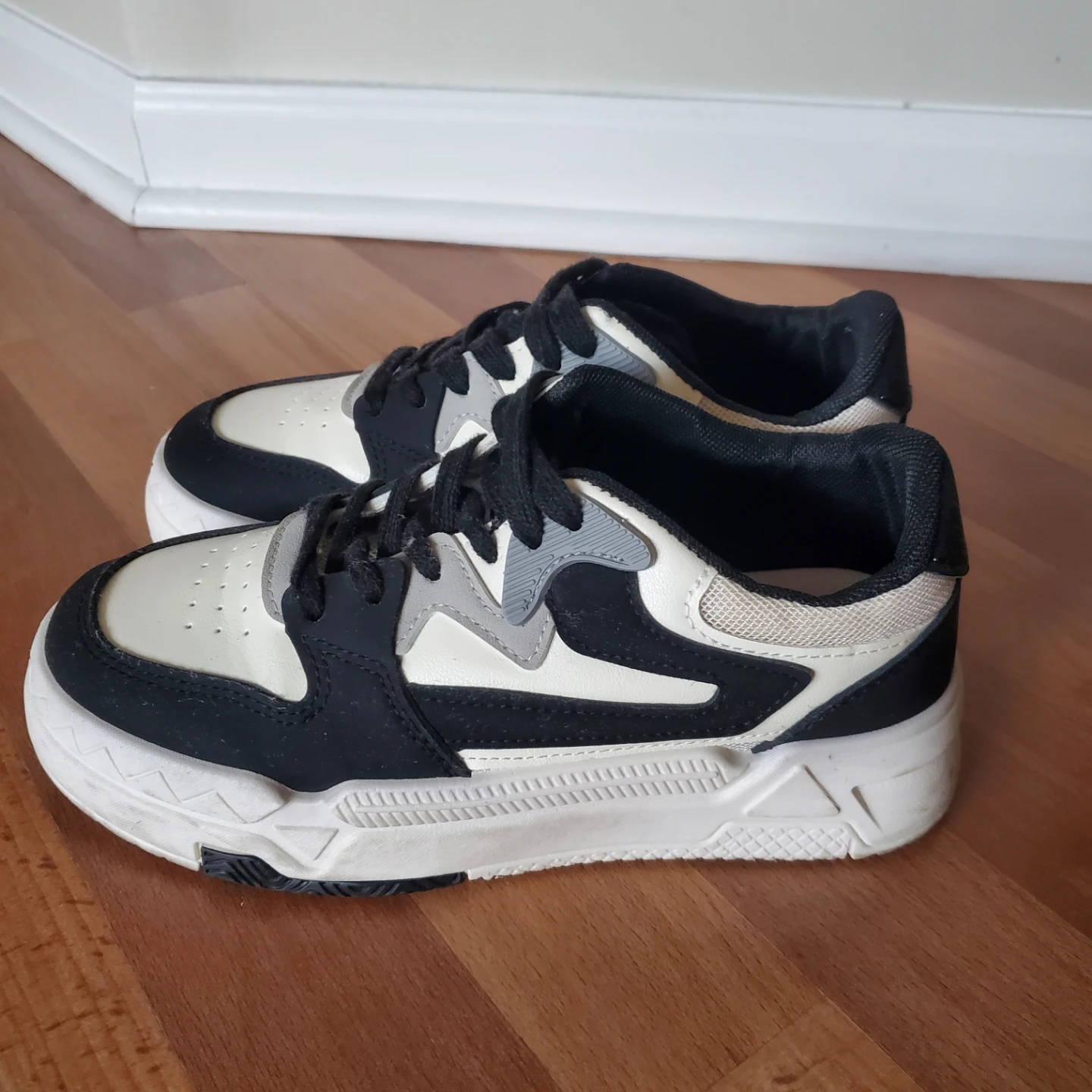 Women’s Sneakers Black and White 🧡