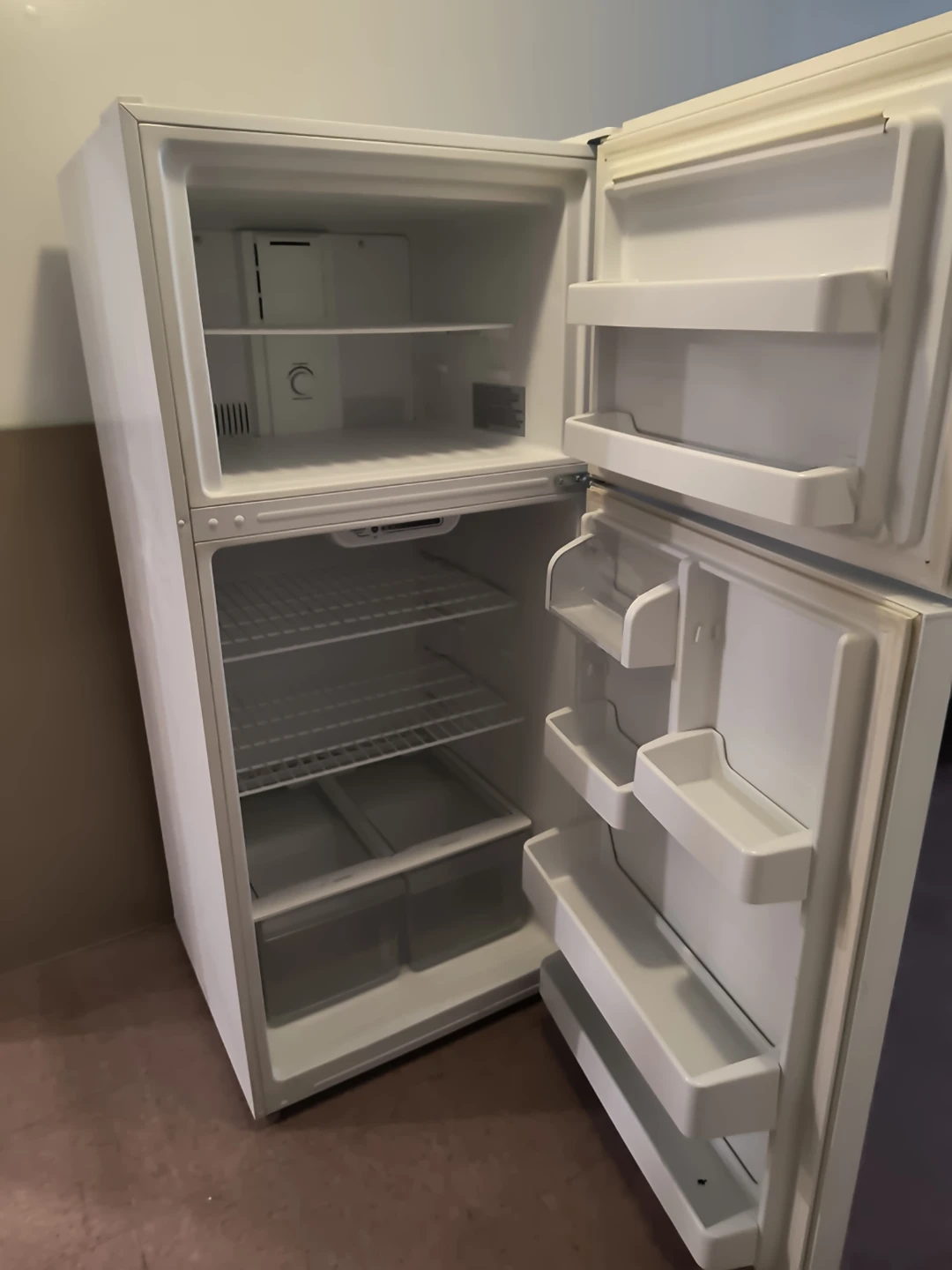 White Top Freezer Refrigerator - photo 2