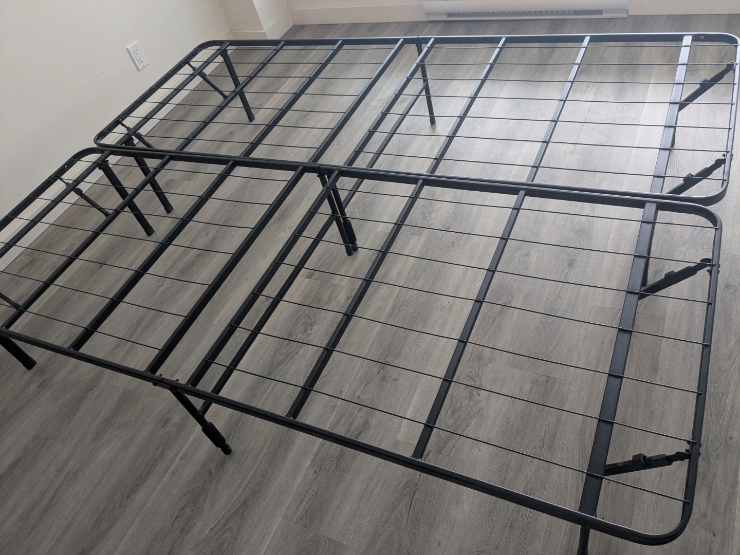 ​[FREE] Queen Size Bed Frame - Urgent Pickup by the 22nd!
