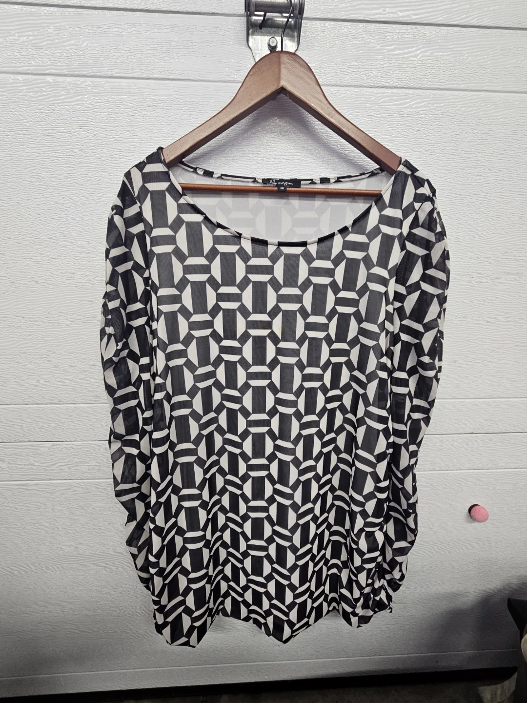 Lily Morgan Black & White Geometric Print Top - Size 2X