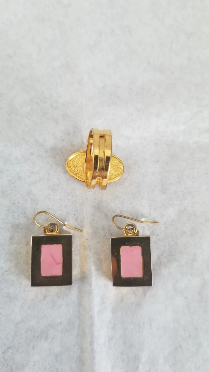 Gold tone ring and earrings set with pink swirl design - photo 4