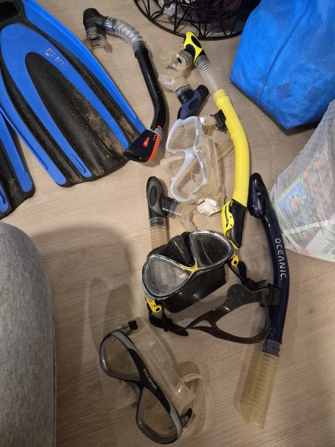 Scuba Diving Mask, Snorkel & Fins Set - photo 2