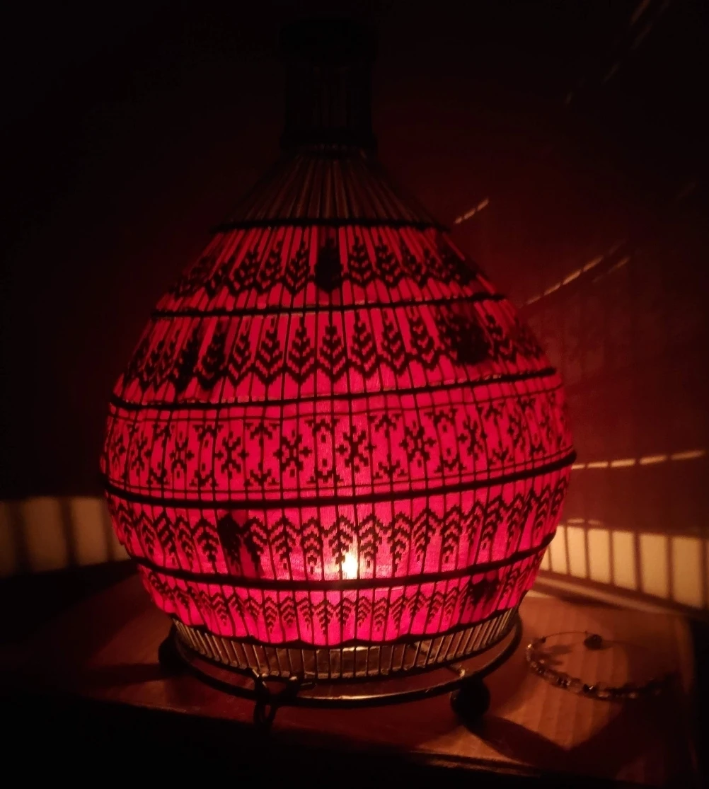 Tealight holding red lamp