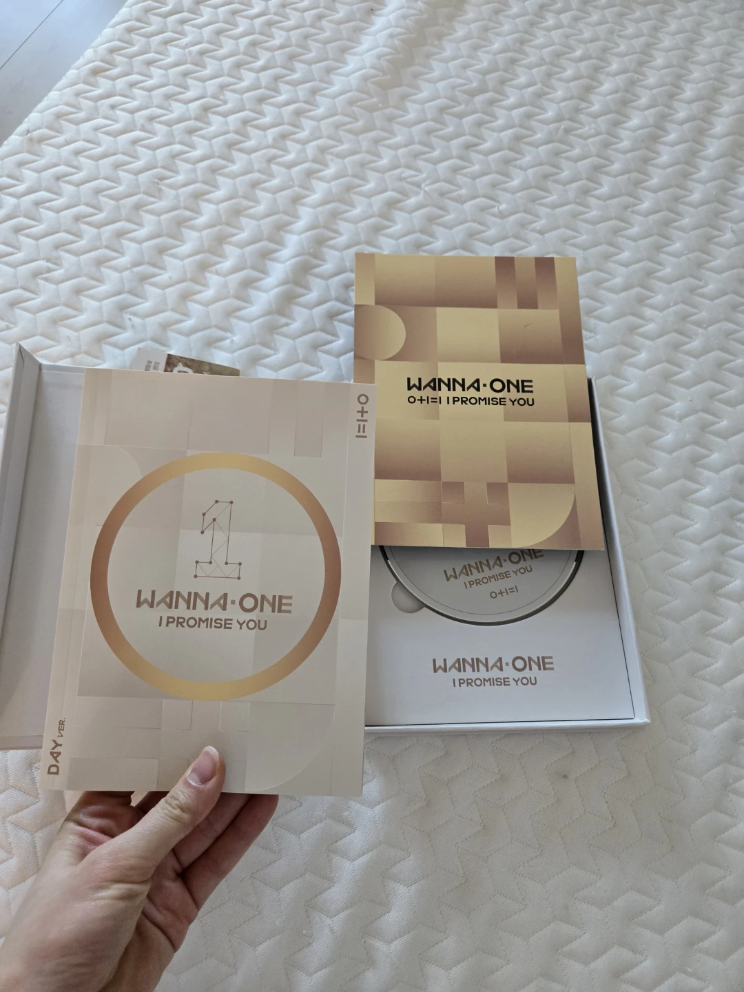 Signed Wanna One O+I=1 I Promise You Signed Album - photo 3