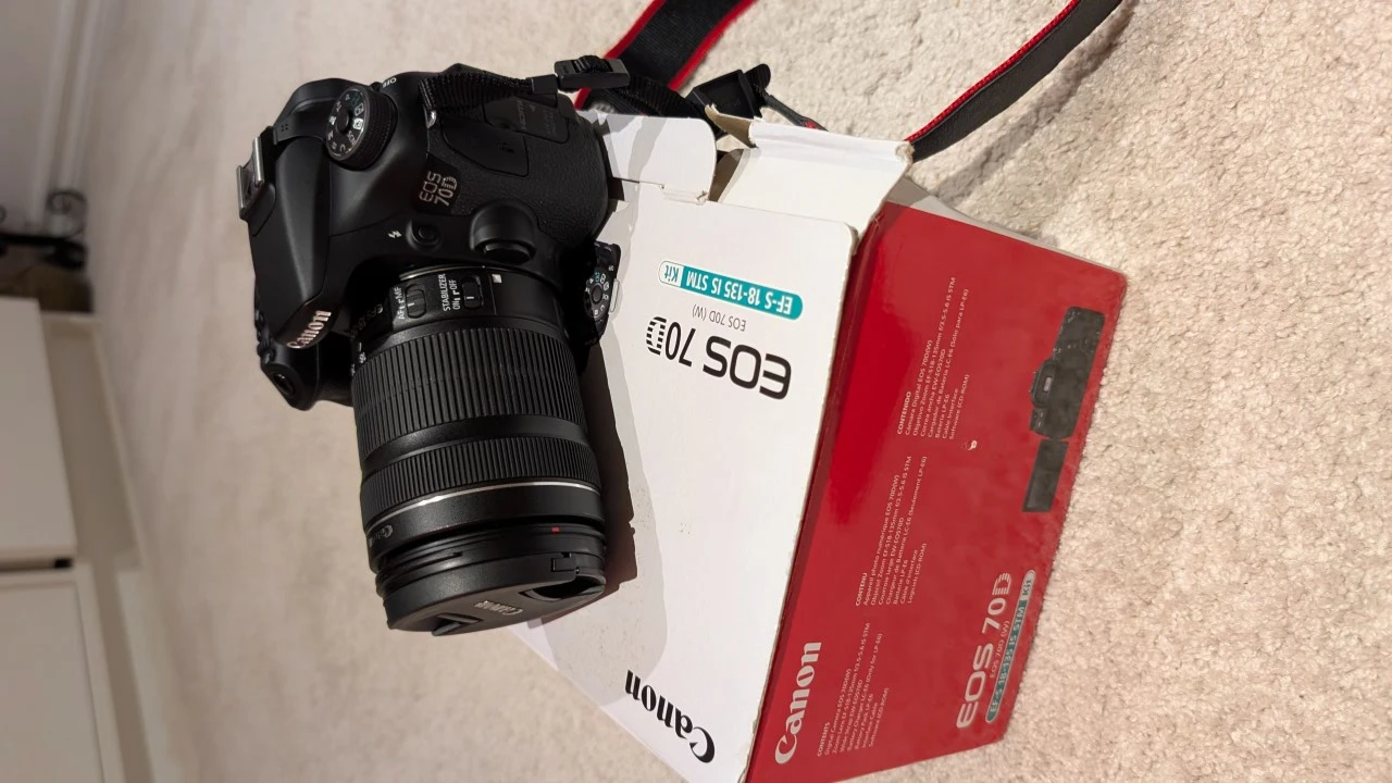 Canon EOS 70D DSLR Camera with 18-135mm STM Lens Kit