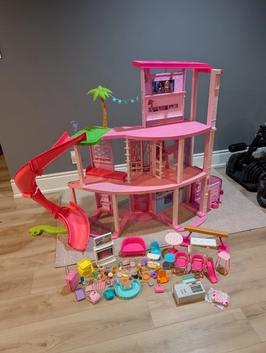 Barbie Dreamhouse Dollhouse with Accessories - photo 4